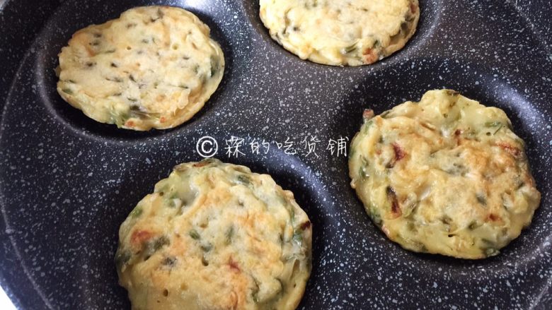 槐花饼,一面煎熟后翻面,再煎另一面。