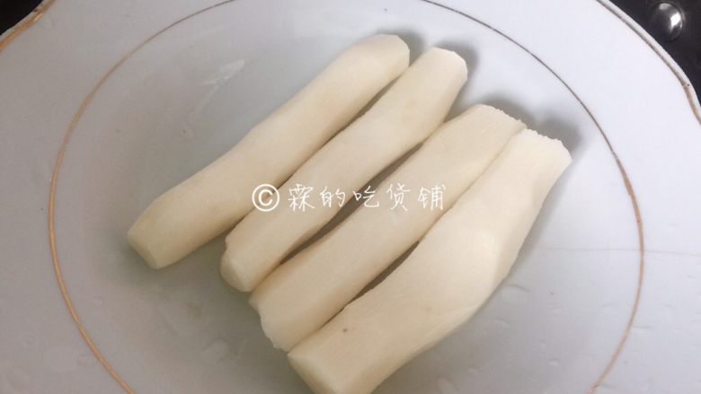 山药发面饼,山药去皮后蒸熟。