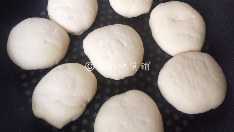 山药发面饼,把发酵好的面团放入平底锅中烙(锅里不需要刷油。)