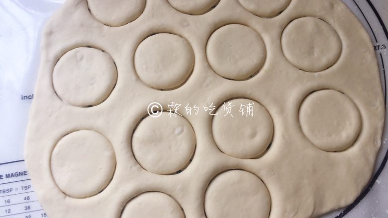 山药发面饼,随后揉匀面团,擀成约1厘米厚薄的面片,用任意器具压出圆形或别的形状。