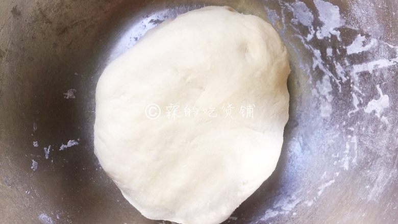山药发面饼,和成一个光滑的面团(如果觉得干,少量多次的加一点点水。)静置发酵半小时左右。
