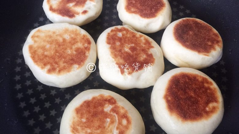山药发面饼,一面上色后翻面,继续烙另一面(像这样大小的饼,一般2分钟就可以翻面了。)
