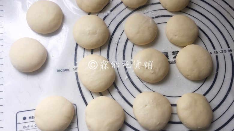 山药发面饼,再次静置发酵半小时左右,直到轻轻触碰有一种很松软的感觉就可以了。