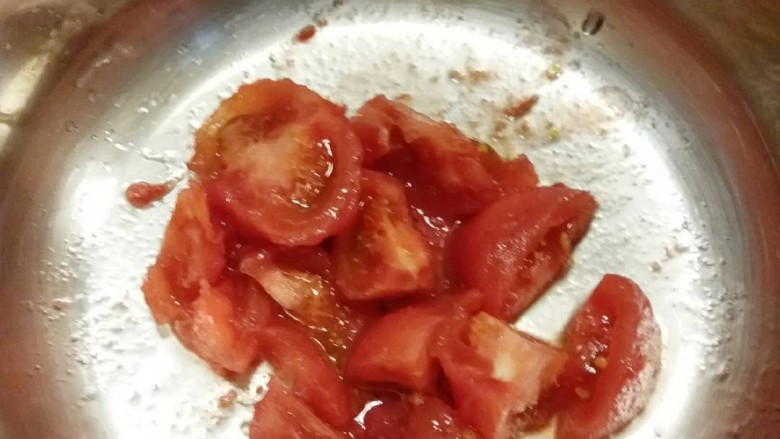 香卤番茄肉丸,另取一个汤锅 剥皮后切大块放入锅里