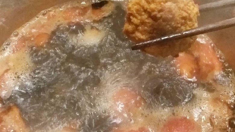 香卤番茄肉丸,注入清水 大火煮开 放入炸好的丸子