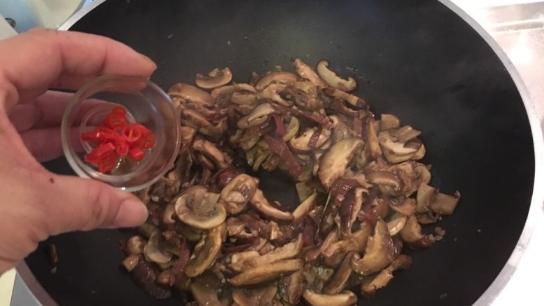 蒙德纳炒野菇,这时候怕辣的人可以加辣椒末了!拌匀即可