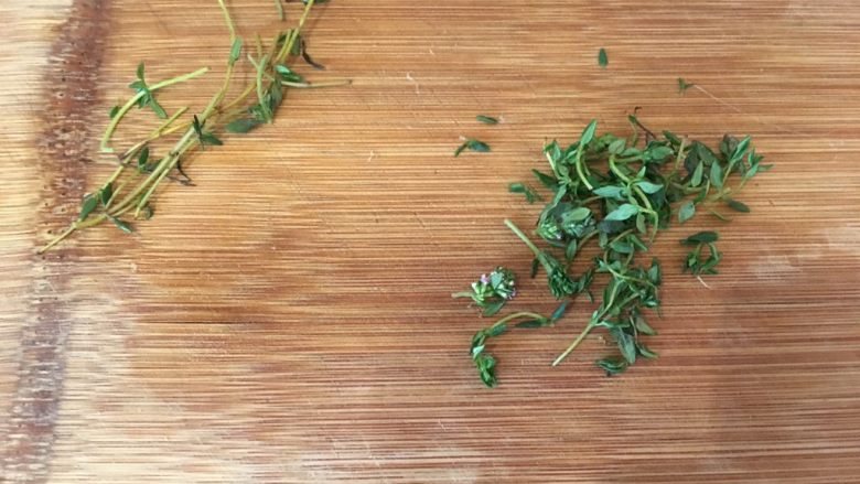 蒙德纳炒野菇,百里香去掉粗梗,留下小叶即可