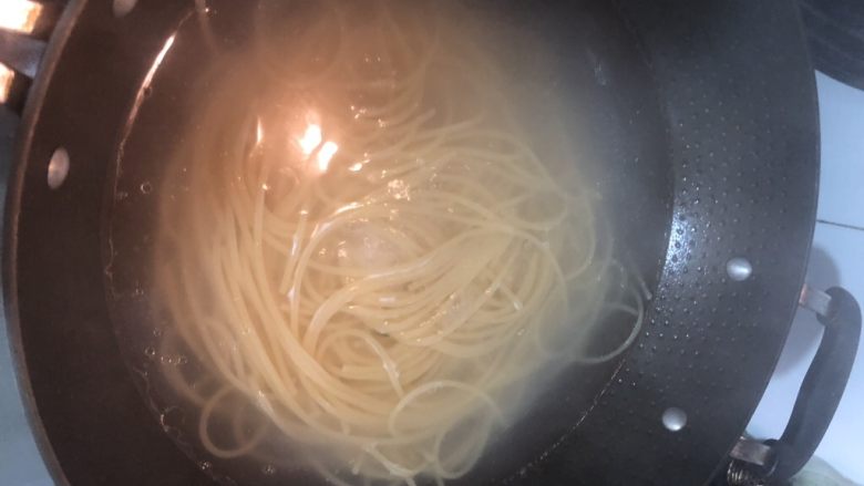黑椒牛柳炒意大利面,意大利面煮好后捞起,过冷水,沥干水分备用