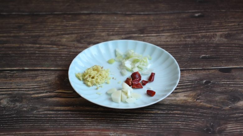 鸡肉片炒洋葱,葱切成葱花,姜切成末,蒜切成片,<a style='color:red;display:inline-block;' href='/shicai/ 62'>辣椒</a>切成段。