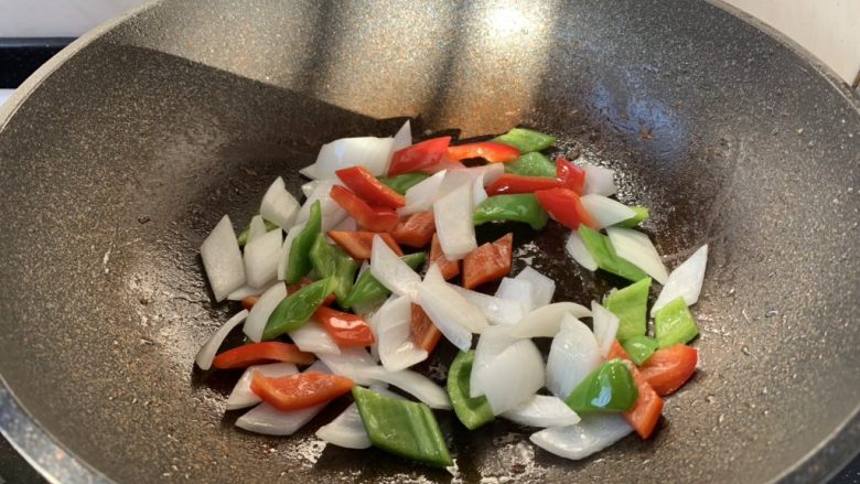 鸡肉片炒洋葱,锅留底油放入洋葱、彩椒煸炒至断生,盛出备用。