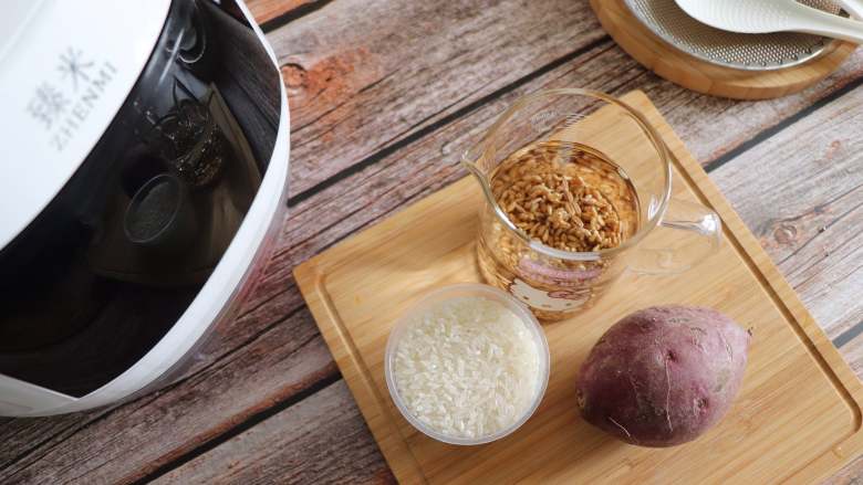 紫薯麦粒米饭,准备食材,麦仁是干的,需要浸泡至少2小时。