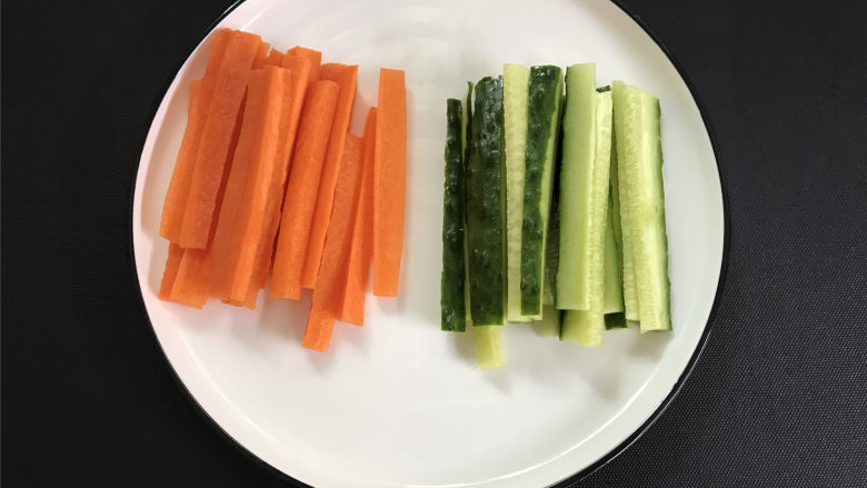 蔬菜虾仁鸡蛋饼,黄瓜清洗干净,切成丝,胡萝卜也去皮切成丝。