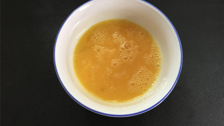 蔬菜虾仁鸡蛋饼,2个鸡蛋打入碗中,加入少许盐和<a style='color:red;display:inline-block;' href='/shicai/ 718'>料酒</a>搅打均匀。
