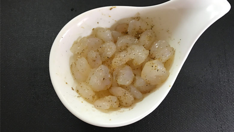 蔬菜虾仁鸡蛋饼,虾仁去掉虾线清洗干净后加入少许料酒和盐,再加适量<a style='color:red;display:inline-block;' href='/shicai/ 134333'>黑胡椒</a>粉腌制10分钟。