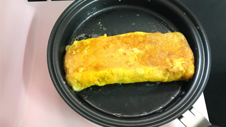蔬菜虾仁鸡蛋饼,再次轻轻按压,用锅内的余温继续煎2分钟左右至蛋皮固定。