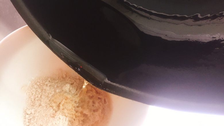 电饭煲版盐焗鸡,盐焗粉倒入小碗里,用烧热的食用油淋入