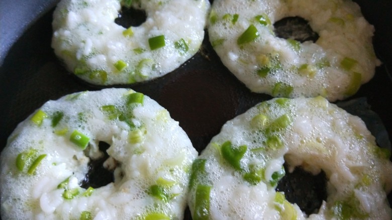 米饭鸡蛋鲜虾饼,平底锅刷油,倒入米饭糊,中间隔离一个洞。