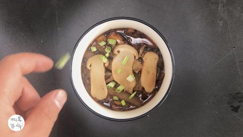 视频|松茸芋头花蒸茄子|牛佤松茸食谱,碗中放入醒开的(牛佤)冻干松茸菌,入蒸锅中蒸煮10分钟左右,即可出锅撒葱花享用。