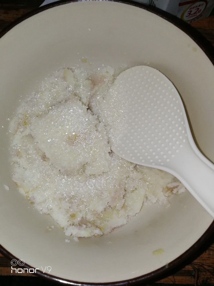 山药紫薯素饼,趁热下<a style='color:red;display:inline-block;' href='/shicai/ 10588'>糖</a>,搅拌均匀。
