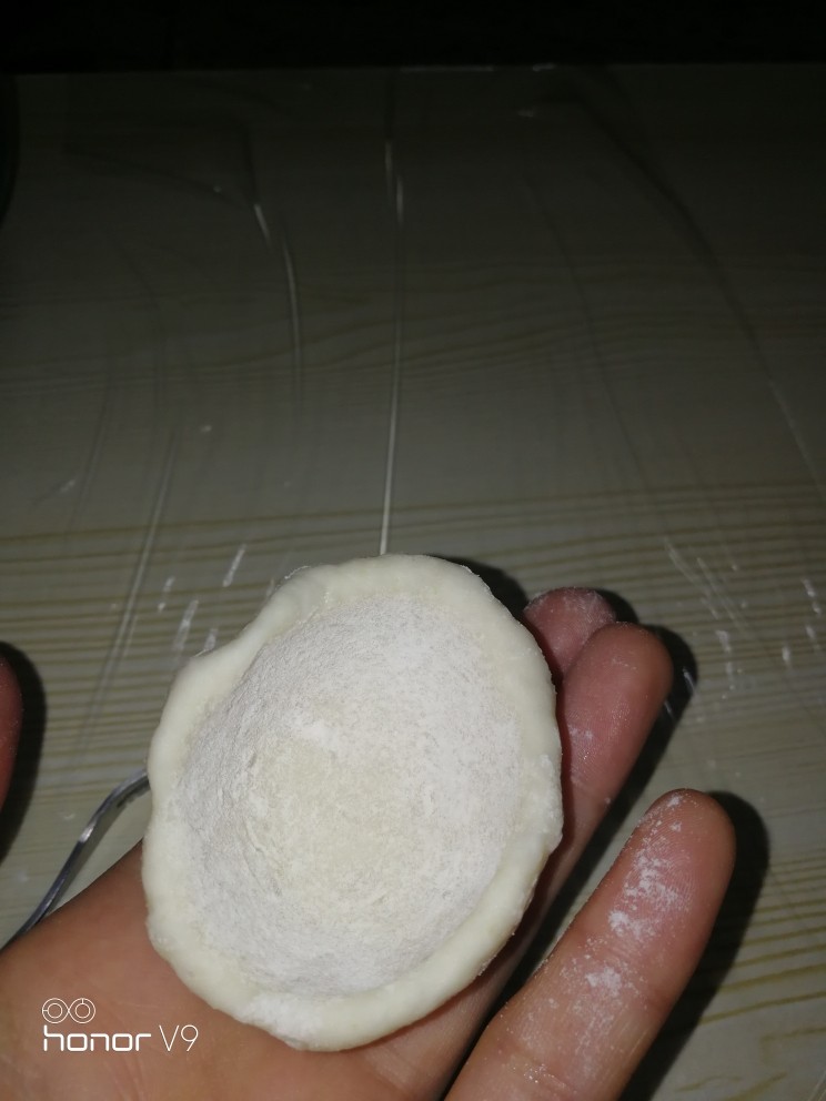 山药紫薯素饼,中间指出一个洞,慢慢扩开,像图片一样。