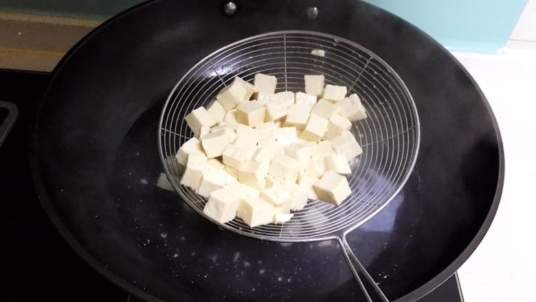 什锦蛋蒸豆腐,把焯好的豆腐捞出来,沥干水分