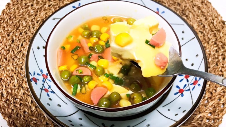 什锦蛋蒸豆腐,什锦蛋蒸豆腐又嫩又滑,营养丰富,非常好吃,早餐或者宵夜都可以~
