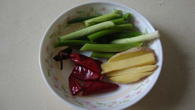 芹菜炒肉丝,葱姜改刀,干辣椒切段,姜切条