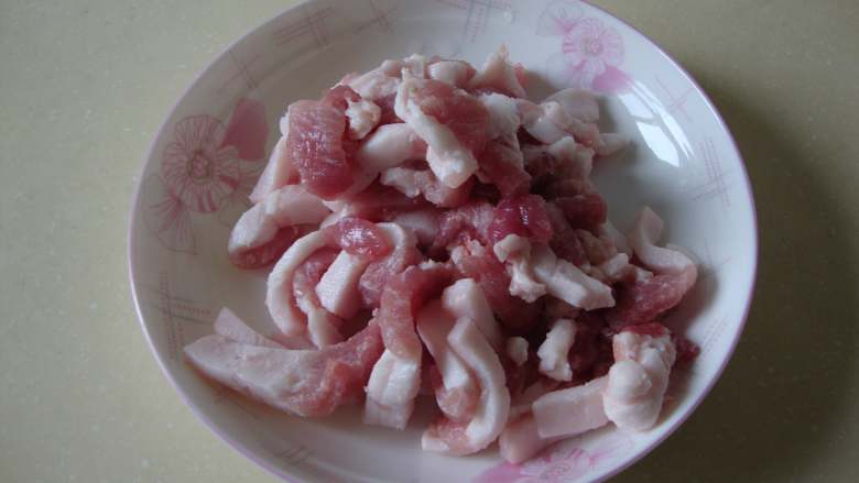 芹菜炒肉丝,芹菜切段,五花肉切条