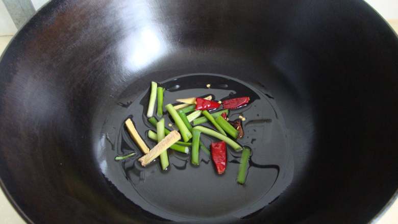 芹菜炒肉丝,底油炒香葱姜、八角、干辣椒