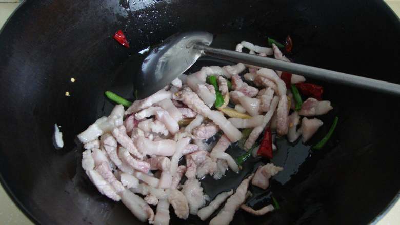芹菜炒肉丝,放肉丝炒变色