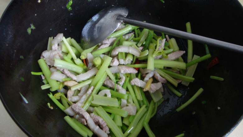 芹菜炒肉丝,放入芹菜梗炒断生