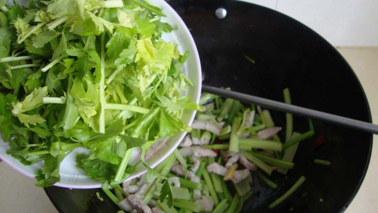 芹菜炒肉丝, 倒入芹菜叶