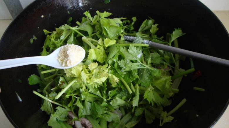 芹菜炒肉丝,加少量酱油、盐、鸡精炒匀即可