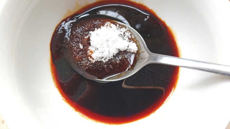 葱油拌面,在加入一勺<a style='color:red;display:inline-block;' href='/shicai/ 3729'>白糖</a>,少许盐,搅拌均匀备用