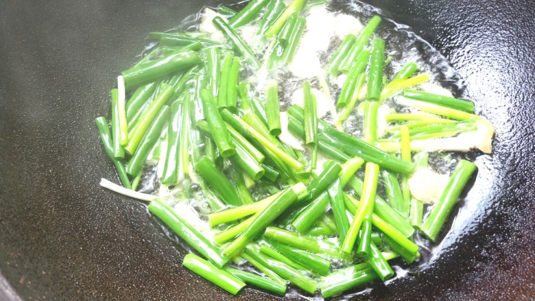 葱油拌面,下入葱段,用筷子搅拌