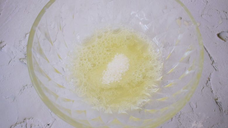 酸奶舒芙蕾蛋糕,蛋清中加入几滴柠檬汁,没有柠檬汁可以用白醋代替,主要是去除蛋腥味,打发至粗泡,<a style='color:red;display:inline-block;' href='/shicai/ 3729'>白糖</a>分三次加入到蛋清中