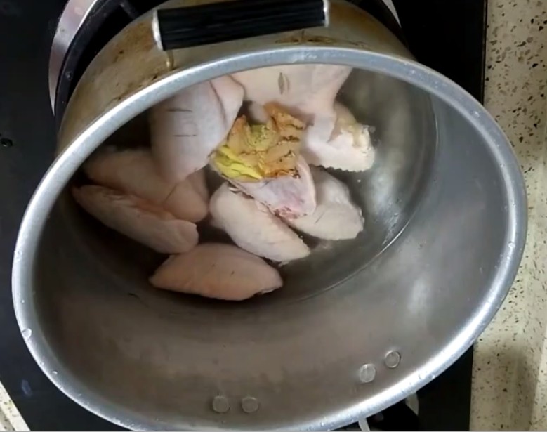 香煎鸡翅,放入拍碎的生<a style='color:red;display:inline-block;' href='/shicai/ 37'>姜</a>片,加入一勺盐下锅焯水