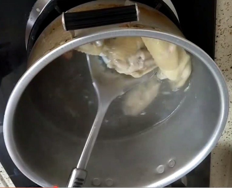 香煎鸡翅,水烧开后,鸡翅8分熟捞出备用