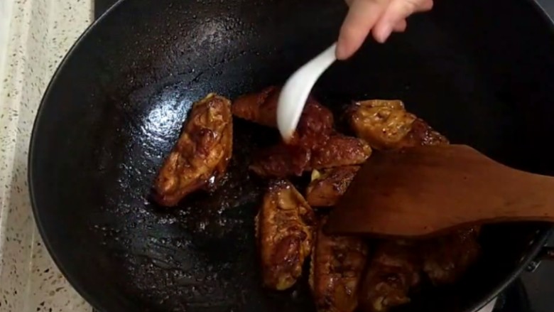 香煎鸡翅,加入一勺<a style='color:red;display:inline-block;' href='/shicai/ 705'>豆瓣酱</a>,即可出锅