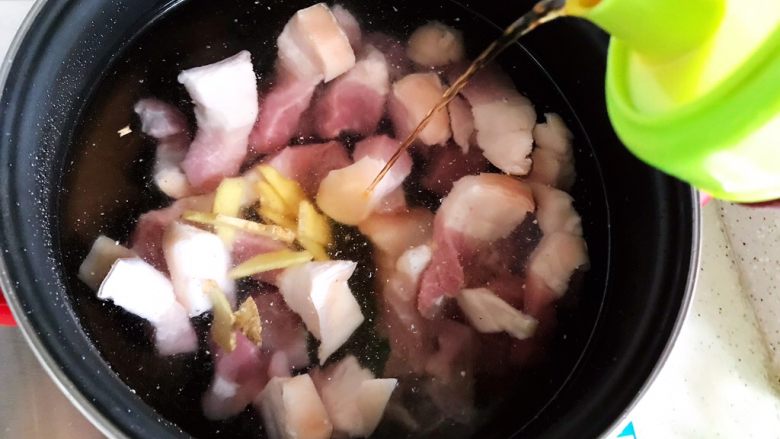 老卤木耳腐竹红烧肉,并且加入姜片和适量料酒,煮5分钟