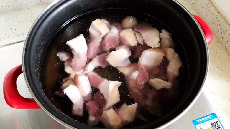 老卤木耳腐竹红烧肉,锅内煮适量清水,猪肉冷水下锅