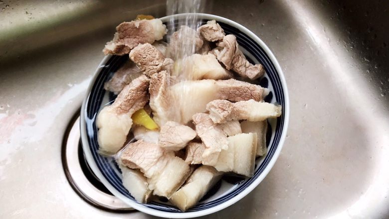 老卤木耳腐竹红烧肉,捞出,用流动水冲洗干净表面的浮沫