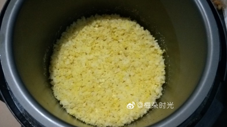 绿豆糕,蒸锅里铺上笼布把绿豆蒸熟。我是用高压锅加少量水压熟的。