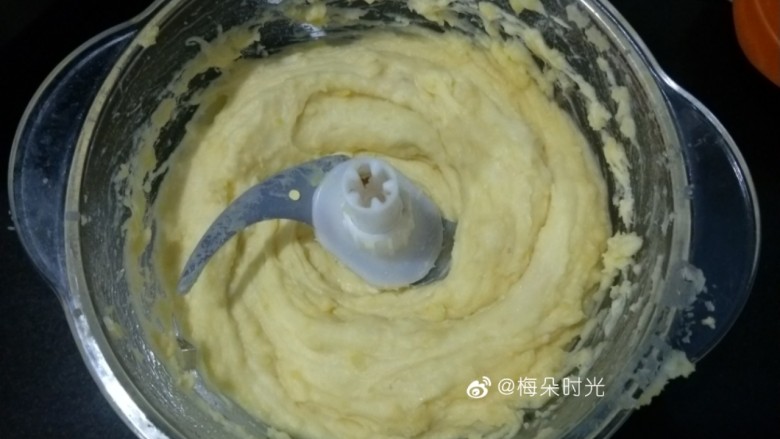 绿豆糕,加入50克牛奶,放进搅拌机打成泥