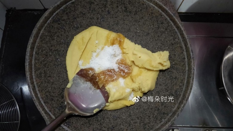 绿豆糕,然后加入白糖和麦芽糖。