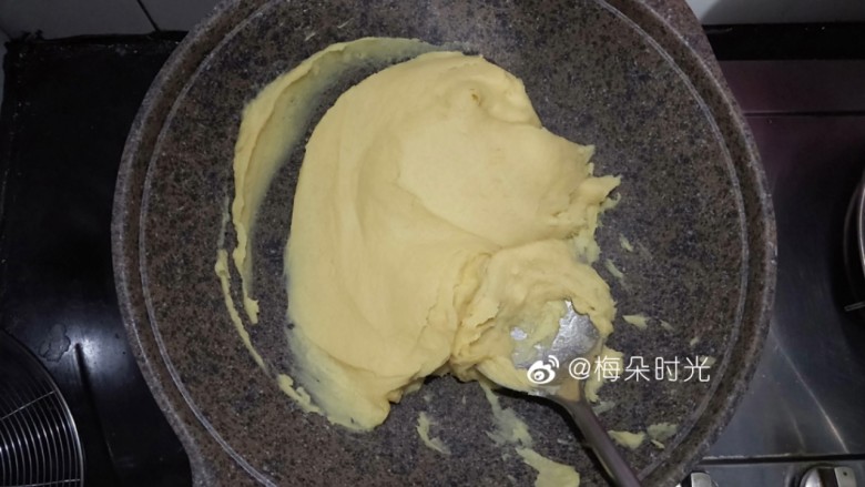 绿豆糕,这时候绿豆泥变得很稀,黏铲子,开始不停的翻炒,全程小火。防止糊锅。炒的过程要有耐心,不停的翻让水分蒸发。