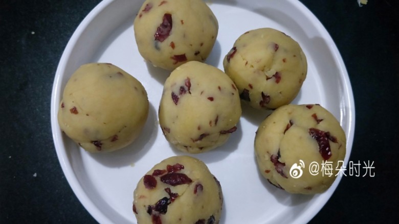 绿豆糕,称重,每一份同等重量,团成小球,我做的每个35克。大约能做16个。