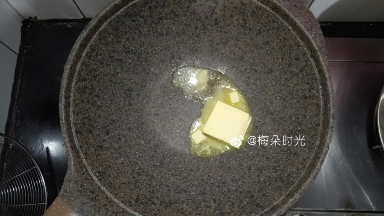 绿豆糕,准备一个不粘锅,因为炒绿豆泥容易粘锅,所以用不粘锅最好。黄油用小火化开
