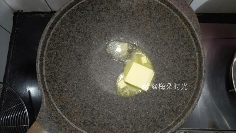 绿豆糕,准备一个不粘锅，因为炒绿豆泥容易粘锅，所以用不粘锅最好。黄油用小火化开