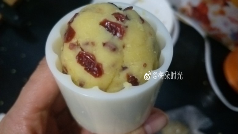 绿豆糕,月饼模具刷油,把团好的绿豆泥放进去压出形状。